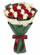 Букет Микс из красных и белых роз в Хатукайском