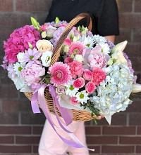 Композиция солнечный день в Хатукайском Цветочная композиция из Розы, Хризантемы, Пионы и Лизиантусы в корзине в Хатукайском