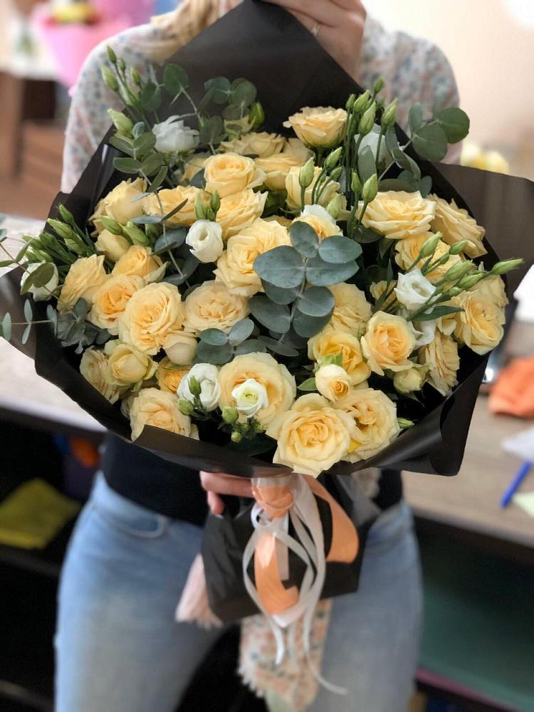 Букет цветов из: Розы и Лизиантусы в Хатукайском