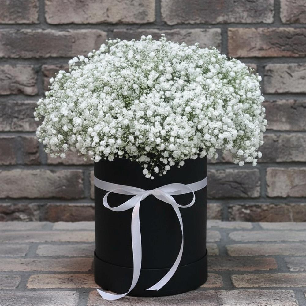 Цветочная композиция из Гипсофила в шляпной коробке в Хатукайском