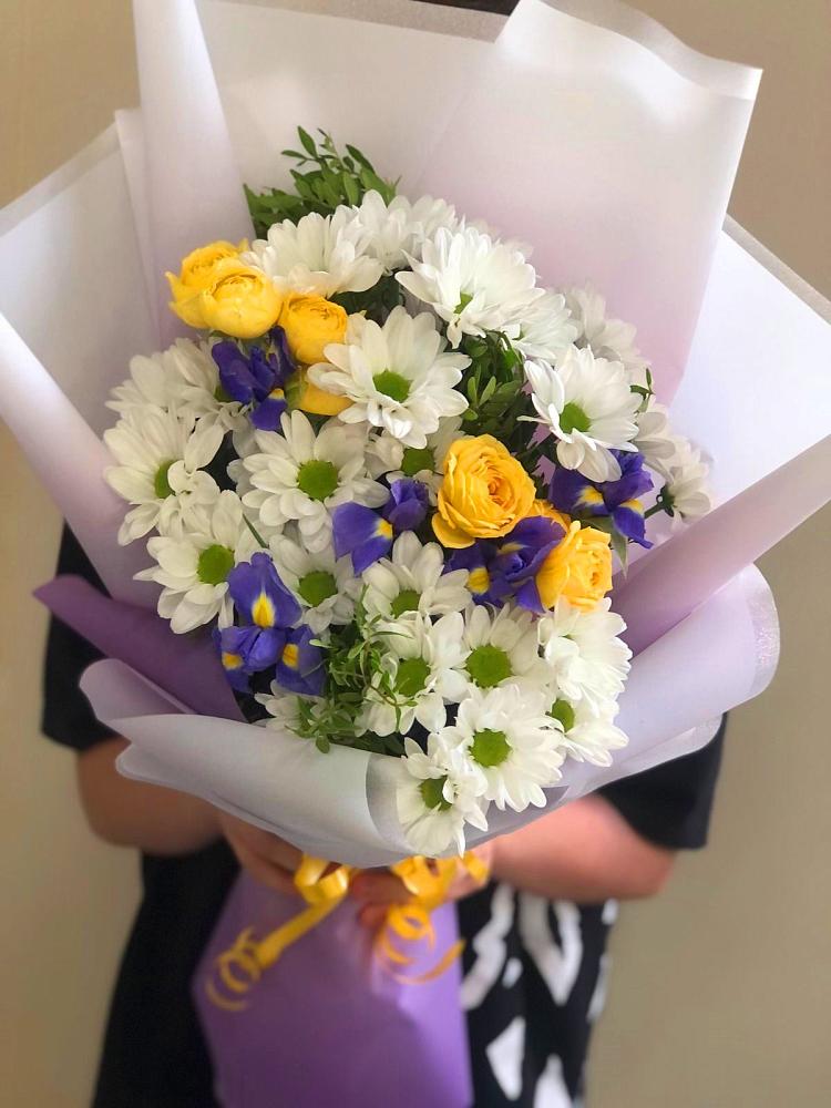 Букет цветов из: Ирисы, Хризантемы и Розы в Хатукайском