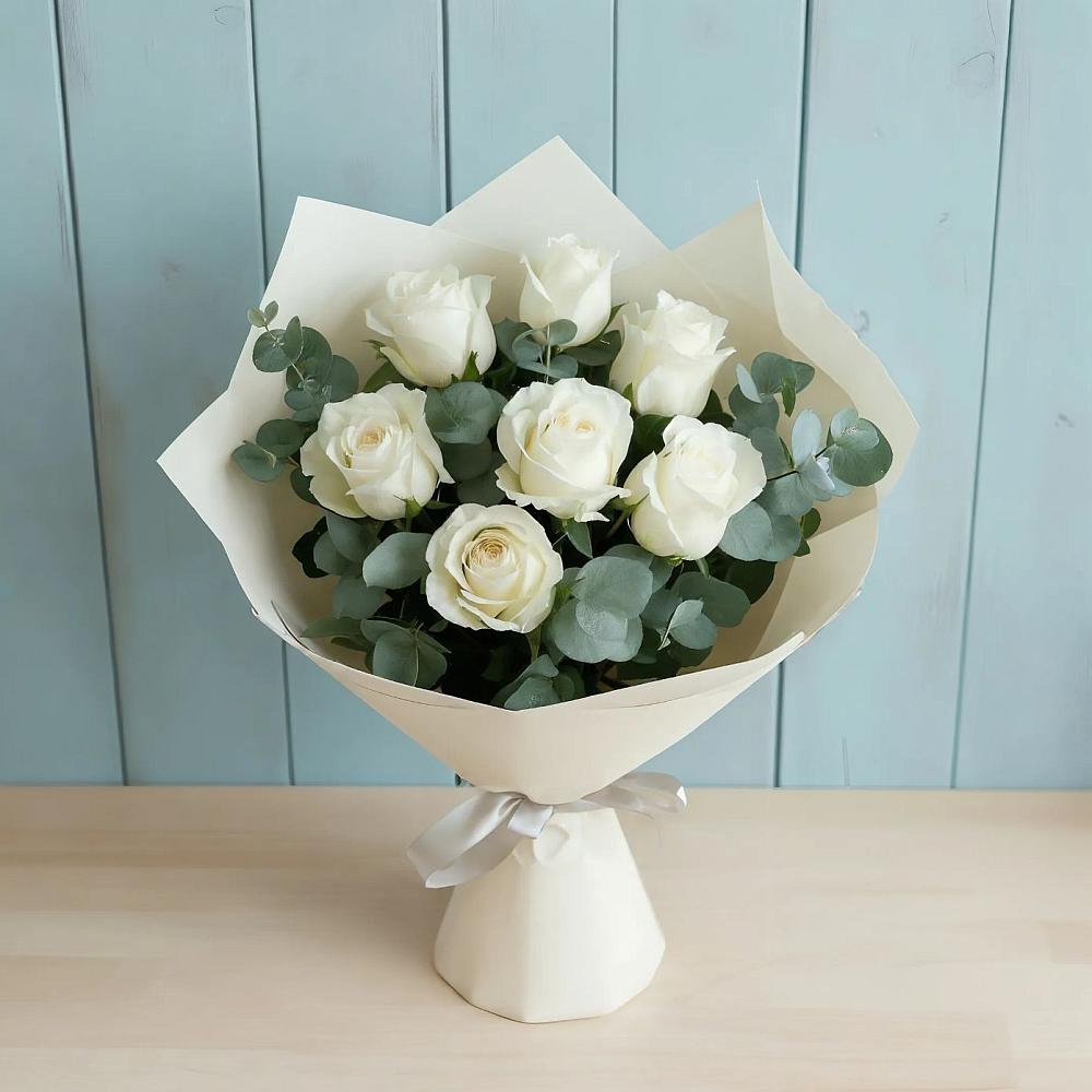 Букет Белые розы в Эвкалипте в Хатукайском