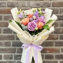 Букет цветов из:  Лизиантусы и Розы в Хатукайском