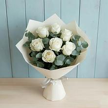 Букет Белые розы в Эвкалипте в Хатукайском