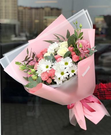 Букет цветов из: Розы, Лизиантусы и Хризантемы в Хатукайском
